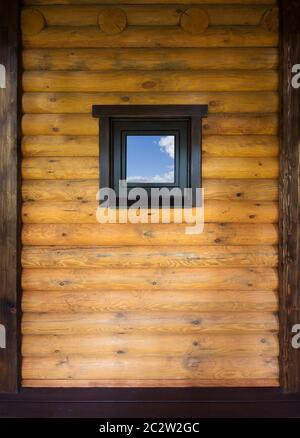 Pareti in legno con piccola finestra Foto Stock