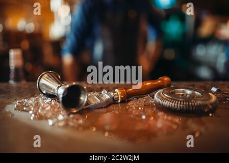 Barista strumenti dopo la preparazione di cocktail, vista dall'alto. Barman attrezzature, barman strumento, nessuno Foto Stock