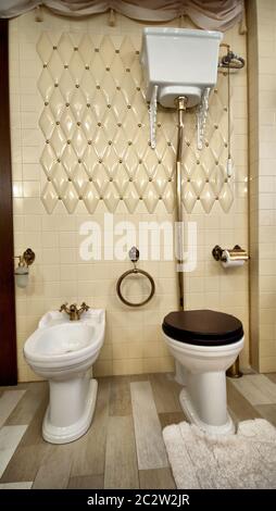 Interno del lussuoso bagno vintage in appartamento resort Foto Stock