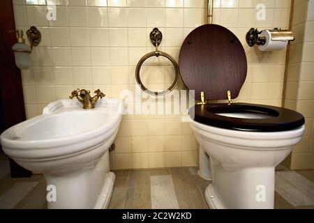 Interno del lussuoso bagno vintage in appartamento resort Foto Stock