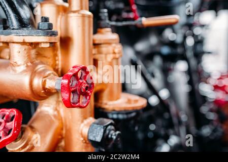 Il vecchio treno a vapore cabine, valvole, caldaia, tubi closeup, nessuno. Locomotiva Vintage interno della cabina Foto Stock