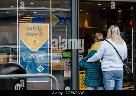 MERTHYR TYDFIL, GALLES - 18 GIUGNO 2020: La catena di panetteria Greggs apre 800 dei suoi negozi britannici dopo quasi 3 mesi di chiusure a causa del Covid-19 (coronavirus) Pandemic Photo Credit: John Smith / Alamy Live News Foto Stock