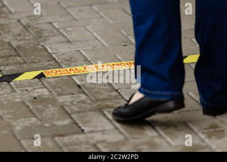 MERTHYR TYDFIL, GALLES - 18 GIUGNO 2020: La catena di panetteria Greggs apre 800 dei suoi negozi britannici dopo quasi 3 mesi di chiusure a causa del Covid-19 (coronavirus) Pandemic Photo Credit: John Smith / Alamy Live News Foto Stock