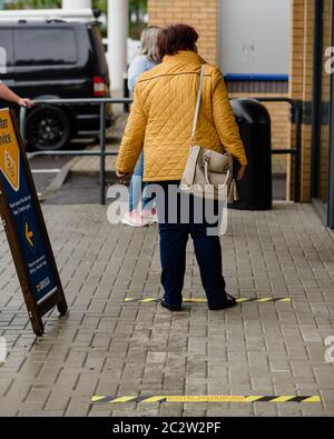 MERTHYR TYDFIL, GALLES - 18 GIUGNO 2020: La catena di panetteria Greggs apre 800 dei suoi negozi britannici dopo quasi 3 mesi di chiusure a causa del Covid-19 (coronavirus) Pandemic Photo Credit: John Smith / Alamy Live News Foto Stock