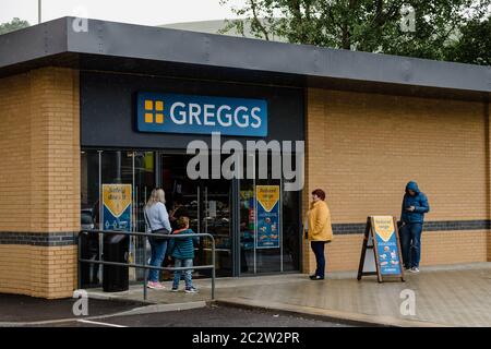 MERTHYR TYDFIL, GALLES - 18 GIUGNO 2020: La catena di panetteria Greggs apre 800 dei suoi negozi britannici dopo quasi 3 mesi di chiusure a causa del Covid-19 (coronavirus) Pandemic Photo Credit: John Smith / Alamy Live News Foto Stock