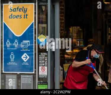 MERTHYR TYDFIL, GALLES - 18 GIUGNO 2020: La catena di panetteria Greggs apre 800 dei suoi negozi britannici dopo quasi 3 mesi di chiusure a causa del Covid-19 (coronavirus) Pandemic Photo Credit: John Smith / Alamy Live News Foto Stock