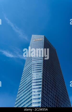 Grattacielo contro il cielo blu nell'area business di Four Towers. Torre de Cristal Foto Stock