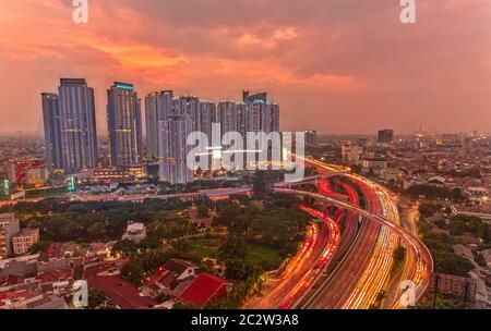 Vista mozzafiato nel Taman Anggrek Mall al tramonto, goditi la tua ora d'oro Foto Stock