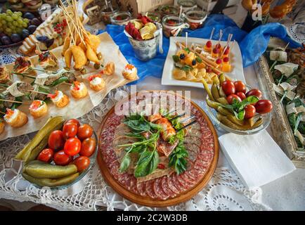 Variazione snack diversi. Gli spuntini di birra. Concetto di festa o pub. Carne tagliata a fette e cetrioli in primo piano. Foto Stock