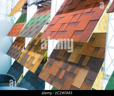 Piastrella di bitume, esposizione campione nel negozio. Le assicelle colorati in negozio, materiale da costruzione, coperture Foto Stock