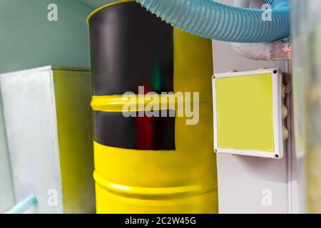 Grande cilindro giallo in laboratorio chimico Foto Stock