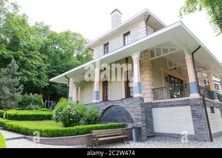 Novi Petrivtsi, Ucraina - 27 Maggio 2015 Mezhigirya residenza dell ex-presidente dell'Ucraina Yanukovich. Guest House Foto Stock