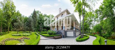 Novi Petrivtsi, Ucraina - 27 maggio 2015 Mezhigirya residenza dell'ex-presidente dell'Ucraina Yanukovich. Guest House di Mezhigirya residenza Foto Stock