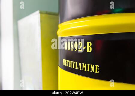 Grande cilindro giallo con metilammina Foto Stock