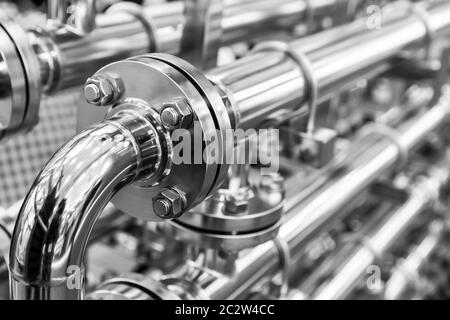 Acqua di Acciaio pipeline, tubi cromati, primo piano. Plumbing affidabile tecnologia e ingegneria Foto Stock