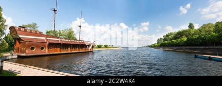 Novi Petrivtsi, Ucraina - 27 maggio 2015 Mezhigirya residenza dell'ex-presidente dell'Ucraina Yanukovich. Bella vista sul lago con nave-ristorante Foto Stock