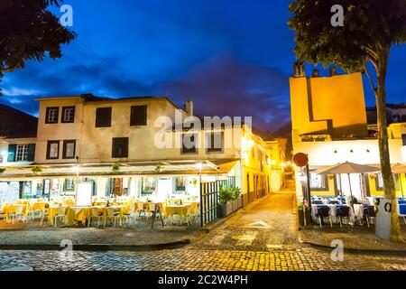 Ristorante esterno su strada europeo di sera Foto Stock