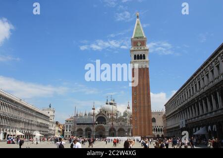 Piazza San Marco a Venezia. La Basilica di San Marco si affaccia su una delle piazze più belle del mondo, un vero salone di marmo, la città Foto Stock