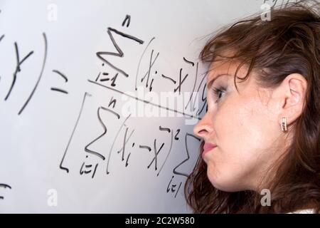 Stanco studente con formule matematiche Foto Stock