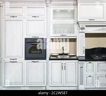 Cucina di lusso realizzato dalla luce di legno bianco Foto Stock