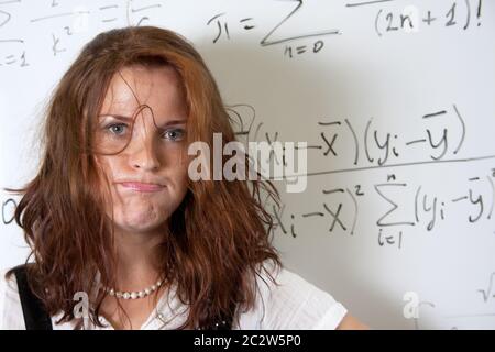 Stanco studente con formule matematiche Foto Stock