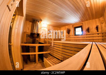 Sauna finlandese in legno massiccio interno. Ampio angolo di visione Foto Stock