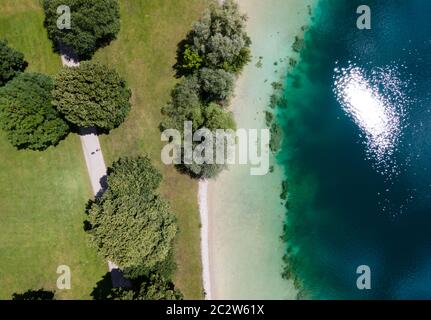 Monaco, Germania. 14 Settembre 2017. Gli escursionisti camminano lungo un sentiero lungo il Langwieder See. (Foto aerea con un drone) Credit: Sven Hoppe/dpa/Alamy Live News Foto Stock