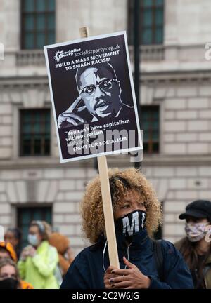 Attivista anti-razzismo con segno, alla manifestazione Black Lives Matter, in protesta della morte di George Floyd nero americano da parte della polizia statunitense. Foto Stock