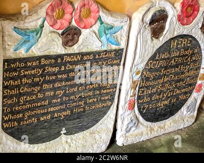 Due lapidi all'ingresso della chiesa di Santa Maria a Henbury, Bristol, dove la tomba di un uomo africano schiavizzato è stata vandalizzata in un apparente 'attacco di rappresaglia' a seguito della caduta di una statua del commerciante di schiavi Edward Colston a Bristol. Due lapidi del monumento a Scipio Africanus, patrimonio dell'umanità di grado II, sono state abbattuti e un messaggio è stato scagliato in gesso su pietre vicino. Foto Stock