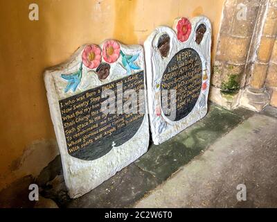Due lapidi all'ingresso della chiesa di Santa Maria a Henbury, Bristol, dove la tomba di un uomo africano schiavizzato è stata vandalizzata in un apparente 'attacco di rappresaglia' a seguito della caduta di una statua del commerciante di schiavi Edward Colston a Bristol. Due lapidi del monumento a Scipio Africanus, patrimonio dell'umanità di grado II, sono state abbattuti e un messaggio è stato scagliato in gesso su pietre vicino. Foto Stock
