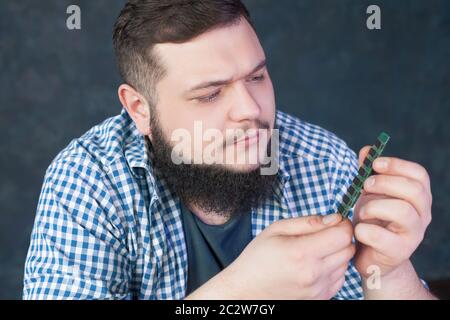 Tecnico di servizio che fissa problema con pc hardware. Computer componenti elettronici la tecnologia di riparazione Foto Stock