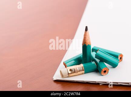 Rotture di matita sul tavolo di legno Foto Stock