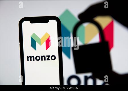 LONDRA, UK - Giugno 2020: Logo Monzo online bank con silhouette di lucchetto di sicurezza Foto Stock