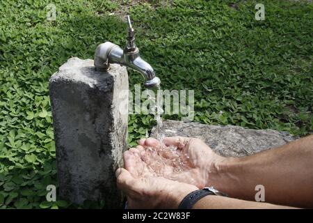 SALVADOR, BAHIA / BRASILE - 27 settembre 2013: Il rubinetto versa le ultime gocce d'acqua a causa della mancanza di approvvigionamento (Joa Souza). *** Local Caption *** Foto Stock