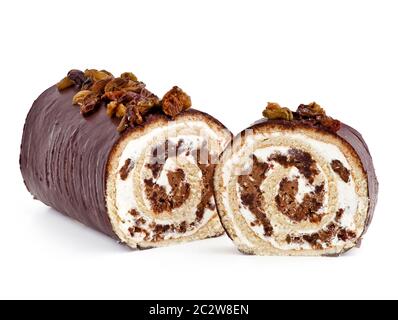 Roulate di crema e cioccolato con uvetta. Torta su sfondo bianco Foto Stock