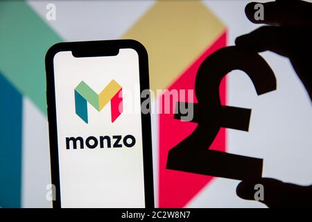 LONDRA, UK - Giugno 2020: Logo Monzo online banking con simbolo della valuta sterlina Foto Stock