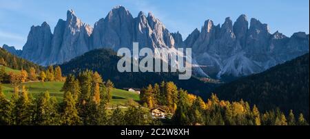 Serata d'autunno Santa Magdalena famosa Italia Dolomiti villaggio dintorni di fronte al Geisler o Odle Dolomiti montagna ro Foto Stock