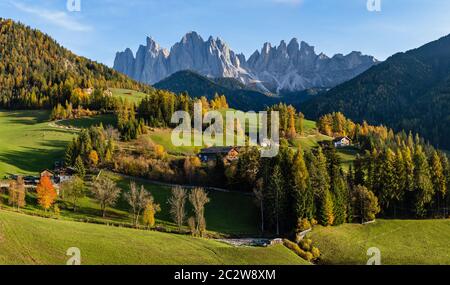 Serata d'autunno Santa Magdalena famosa Italia Dolomiti villaggio dintorni di fronte al Geisler o Odle Dolomiti montagna ro Foto Stock