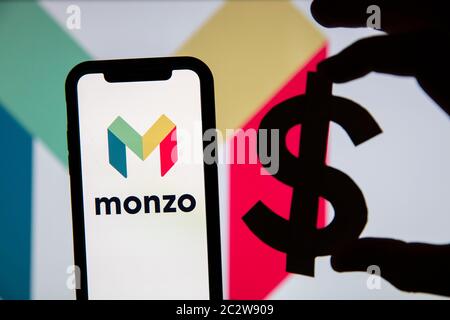 LONDRA, UK - Giugno 2020: Logo Monzo online banking con simbolo della valuta del dollaro Foto Stock