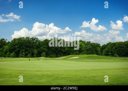 Rifilato il prato e bunker di sabbia per giocare a golf sul campo da golf, nessuno. Prato in sport club, parco giochi con erba verde Foto Stock