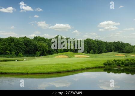 Mirror lake, rifilati a prato e bunker di sabbia per giocare a golf sul campo da golf, nessuno. Prato in sport club, parco giochi paesaggio Foto Stock