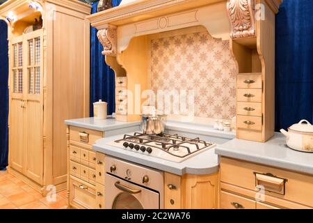 Cucina di lusso in legno chiaro Foto Stock