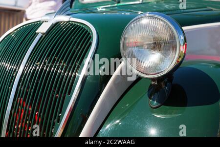 In prossimità di capo-luce del retro verde auto Foto Stock