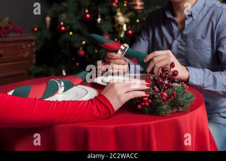 Coppia giovane le mani sul tavolo al ristorante di lusso closeup. Data romantico, l uomo e la donna in amore Foto Stock