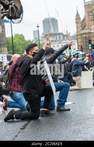 Attivisti anti-razzismo si inginocchiano, alla manifestazione Black Lives Matter, per protestare contro la morte di George Floyd nero americano da parte della polizia statunitense. Foto Stock