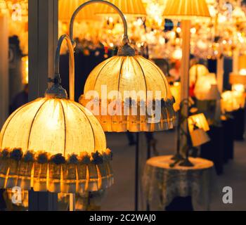 Tabella lampada di lusso, colori di giallo, primo piano immagine Foto Stock