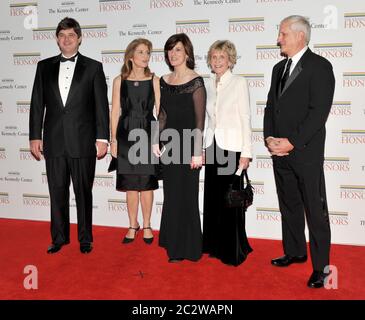 ***FILE PHOTO*** Jean Kennedy Smith è morto a 92. Washington, DC - 5 dicembre 2009 -- da sinistra a destra: William Kennedy Smith, Caroline Kennedy Schlossberg, Victoria Reggie Kennedy, Jean Kennedy Smith, ed Edwin Schlossberg arrivano per la cena ufficiale dell'artista al Dipartimento di Stato degli Stati Uniti a Washington, DC sabato 5 dicembre 2009. Credito: Ron Sachs/CNP (RESTRIZIONE: NESSUN giornale o giornale New York o New Jersey entro un raggio di 75 miglia da New York City) /MediaPunch Foto Stock