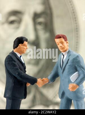 Statuine in miniatura di successo di due imprenditori di handshaking Foto Stock