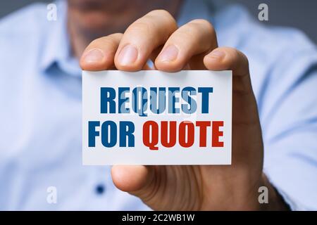 Uomo che mostra la scheda con richiesta di preventivo testo Foto Stock