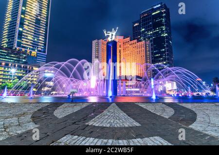 Trascorri la mia ora blu godendoti la fontana colorata di notte a Bundaran HI, Giacarta Foto Stock